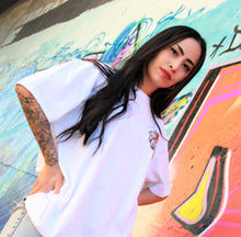 Cargar imagen en el visor de la galería, Camiseta Unisex Blanca CALAVERA LOCA