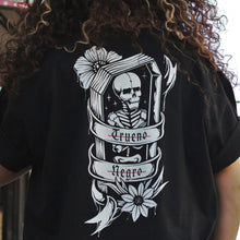 Cargar imagen en el visor de la galería, Camiseta de manga corta unisex negra ATAUD NEGRO