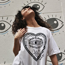 Cargar imagen en el visor de la galería, Camiseta de manga corta unisex blanca CORAZON