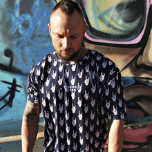 Cargar imagen en el visor de la galería, Camiseta Unisex MANOS DE CUERNO